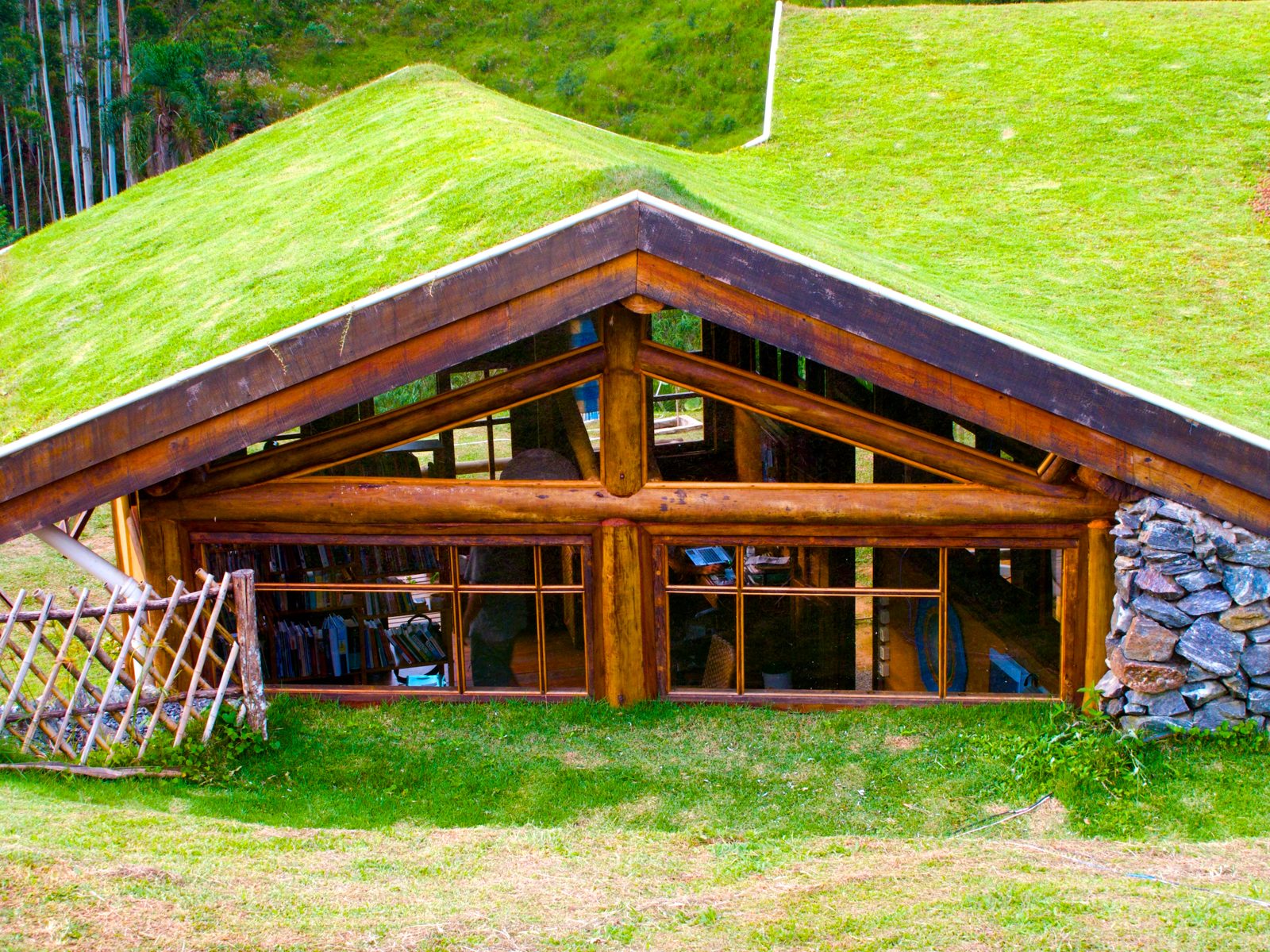 A casa, com o telhado verde que ela mesma cultiva.